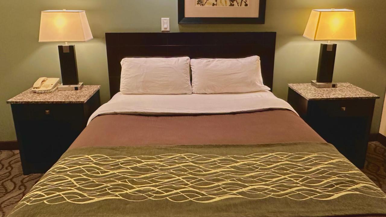 Lacombe Motor Inn Bagian luar foto