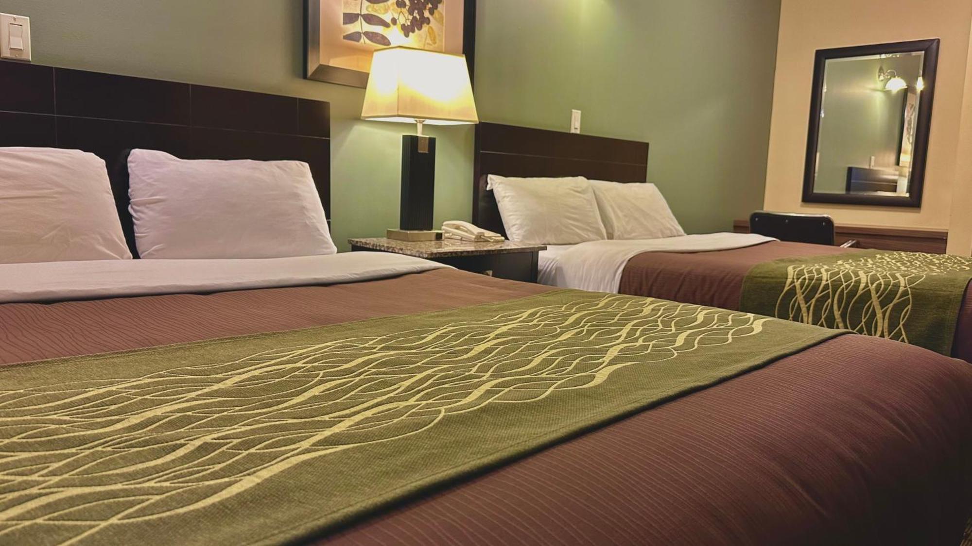 Lacombe Motor Inn Bagian luar foto